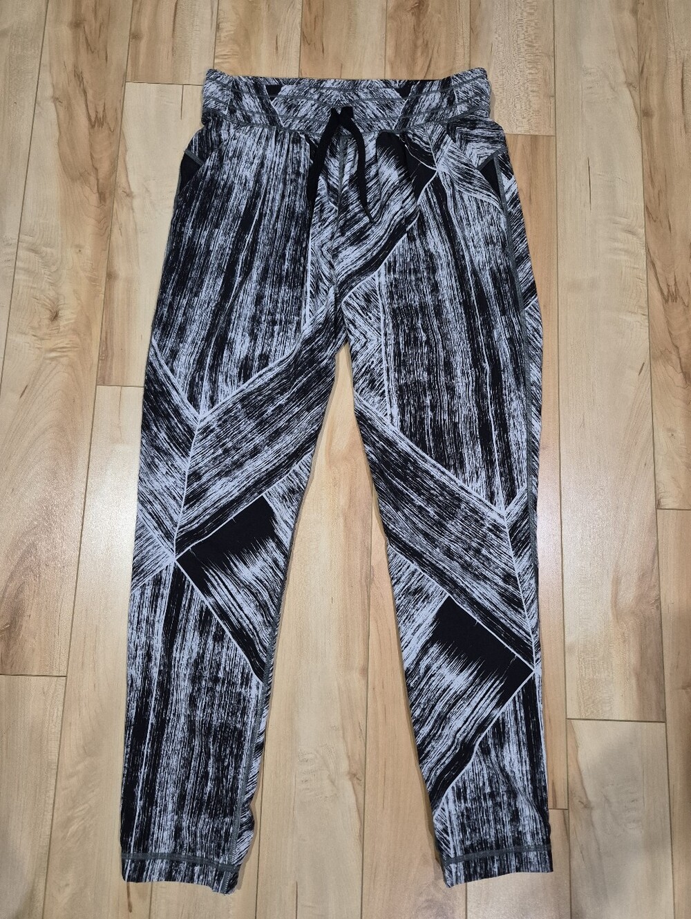 Lululemon women's size 4 Jet Crop Full-on Luon pants